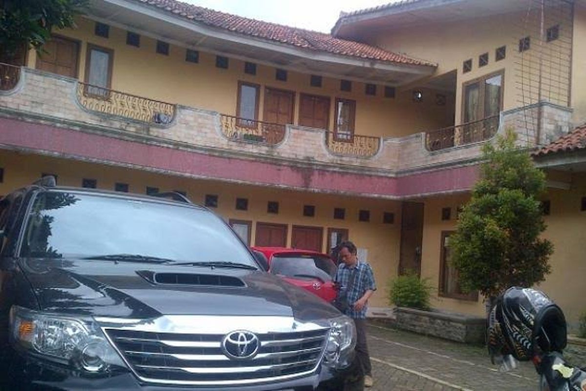 Suasana rumah kos Wisma Widya di Kukusan, Beji, Depok yang ditempati Akseyna Ahad Dori, mahasiswa UI yang tewas mengambang di Danau Kenanga UI. Di kamar kos ini petugas kepolisian melakukan pra rekonstruksi untuk mengungkap misteri tewasnya Akseyna.