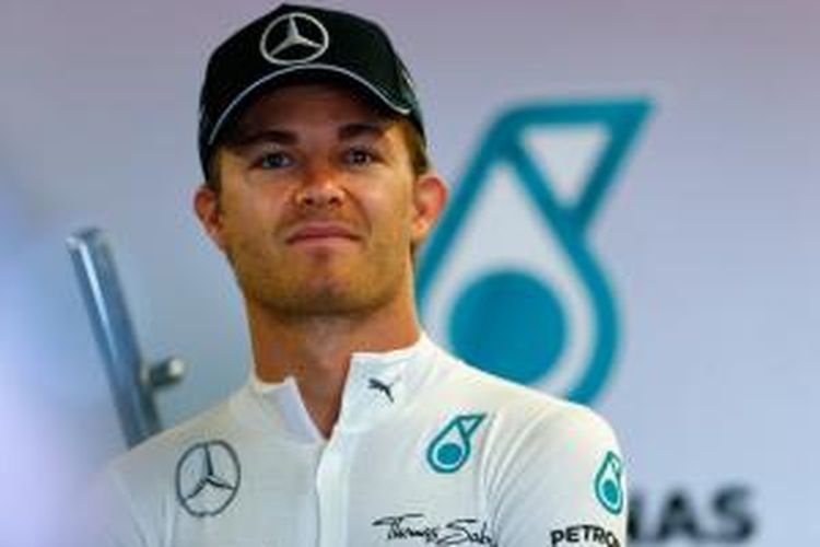 Pebalap Mercedes asal Jerman, Nico Rosberg, menunggu di pit Sirkuit Gilles Villeneuve pada sesi latihan ketiga GP Kanada di Montreal, Sabtu (7/6/2014).