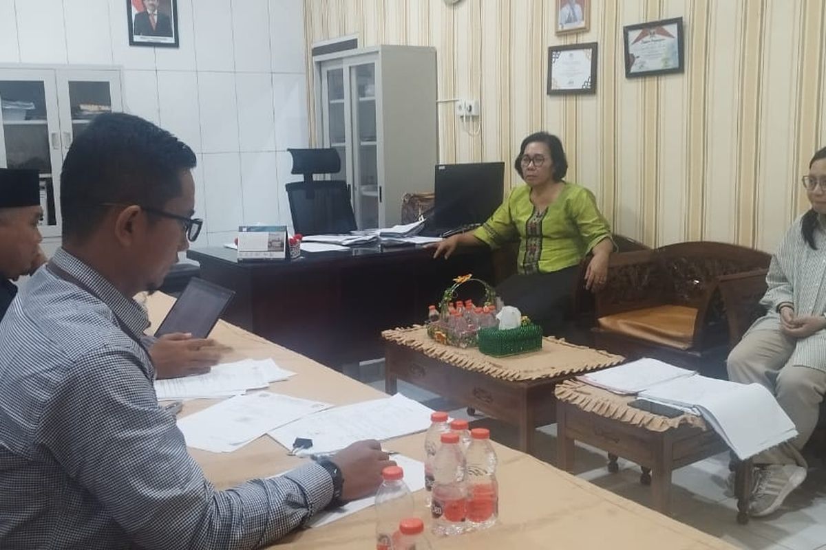 Kabid Disdik Sumut M Basir (baju hitam) saat meminta keterangan ke Kepsek SMA Negeri 8 Medan, Rosmaida Purba (baju hijau), Minggu (23/6/2024)