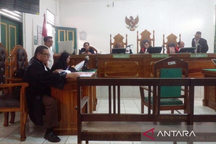 JPU Kejati Sumut Randi H Tambunan (kiri) membacakan nota tuntutan di Pengadilan Negeri Medan, Sumatera Utara, Senin (27/11/2023).