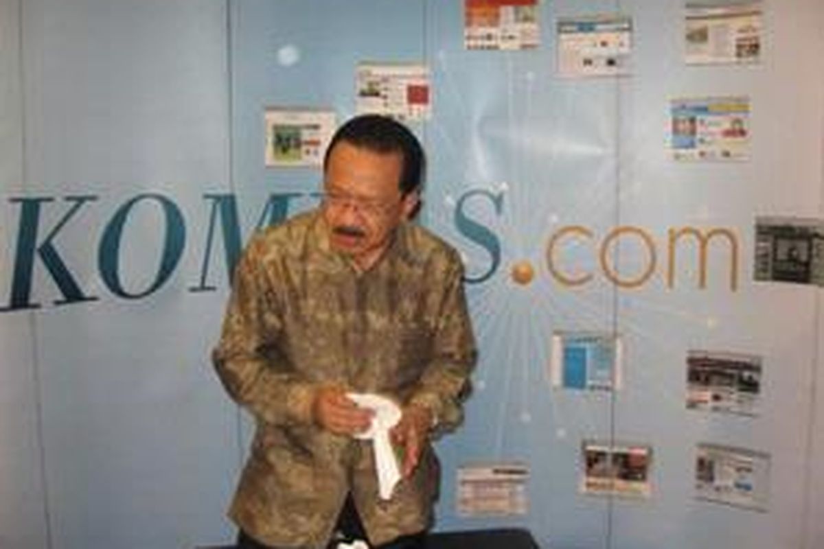 Gubernur DKI Jakarta Fauzi Bowo di stan KOMPAS.com usai membuka resmi pelaksanaan Kompas-Gramedia Fair 2009 di Balai Sidang, Jakarta, Selasa (27/1).