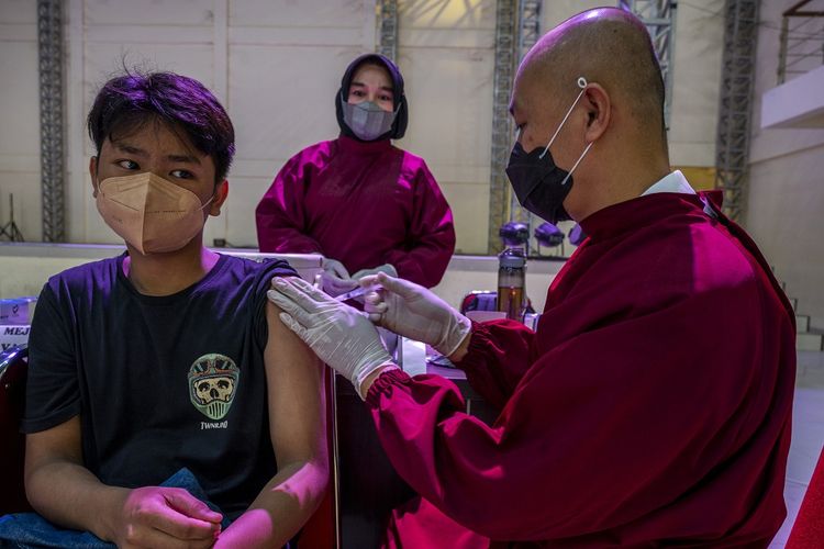 Petugas kesehatan menyuntikkan vaksin ke seorang warga pada vaksinasi COVID-19 di Palu, Sulawesi Tengah, Rabu (15/9/2021). Pemerintah Provinsi Sulawesi Tengah bekerja sama dengan berbagai pihak terus menggenjot pelaksanaan vaksinasi COVID-19 untuk mengejar target 2,1 juta jiwa penduduk yang saat ini baru terealisir 21,86 persen atau 466,948 ribu jiwa pada vaksin dosis pertama dan 12,53 persen atau 267,688 ribu jiwa pada vaksin dosis kedua. ANTARA FOTO/Basri Marzuki/wsj.