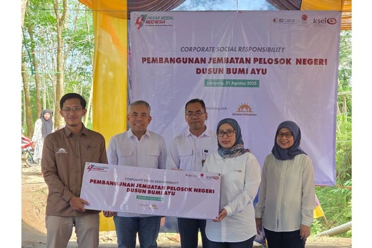 Self-Regulatory Organization (SRO) bersama Yayasan Sahabat Pedalaman menyalurkan bantuan melalui program Pembangunan Jembatan Pelosok Negeri untuk warga Dusun Bumi Ayu. 