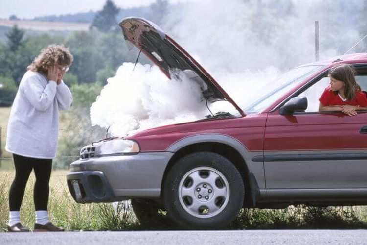 Ilustrasi mobil mogok karena overheat