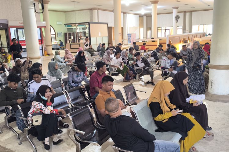 Hari Pertama WFH, Pembuat KTP dan KK Malah Membeludak di Pamekasan