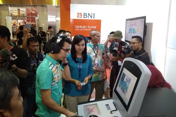 Nasabah BNI mencoba mengaktifkan kartu debit BNI berlogo GPN di acara Inacraft 2018, Jumat (27/4/2018).