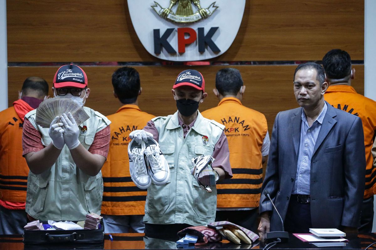 Petugas menunjukkan barang bukti uang dan sepatu mewah Louis Vuitton terkait operasi tangkap tangan Wali Kota Bandung Yana Mulyana di Gedung Merah Putih Komisi Pemberantasan Korupsi (KPK), Jakarta, Minggu (16/4/2023). Yana Mulyana ditahan KPK setelah terjaring operasi tangkap tangan (OTT) bersama 8 orang lainnya dalam kasus dugaan suap pengadaan CCTV dan jaringan internet untuk program Bandung Smart City.