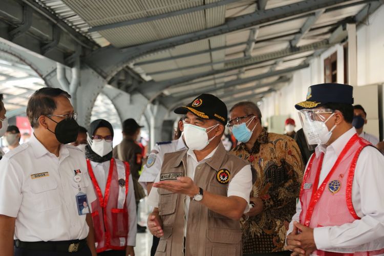 Menko PMK Muhadjir Effendy saat meninjau pelaksanaan vaksinasi Covid-19 yang digelar PT Kereta Api Indonesia (KAI) dan PT Kereta Commuter Indonesia (KCI) di Stasiun Jakarta Kota, Jakarta Pusat, Kamis (29/7/2021). 