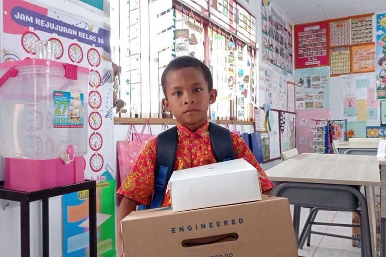 Kisah Wendi, Siswa SD di Maluku Tengah yang Pinjam Sepatu untuk Sekolah