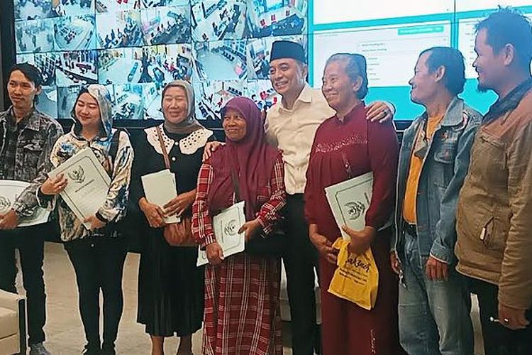 Saat kerusuhan, pedagang di halaman belakang kantor Polsek Tegalsari, mengaku kehilangan barang. Tak hanya peralatan masak juga alat elektronik. Walkot Surabaya Eri Cahyadi beri bantuan.