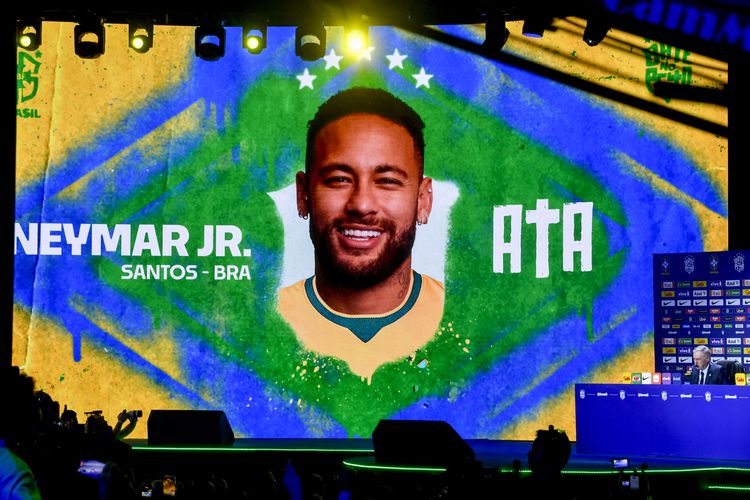 Carlo Ancelotti, pelatih kepala timnas Brasil, mengumumkan nama Neymar masuk ke dalam skuad Piala Dunia 2026 di Rio de Janeiro, Brasil, 18 Mei 2026.