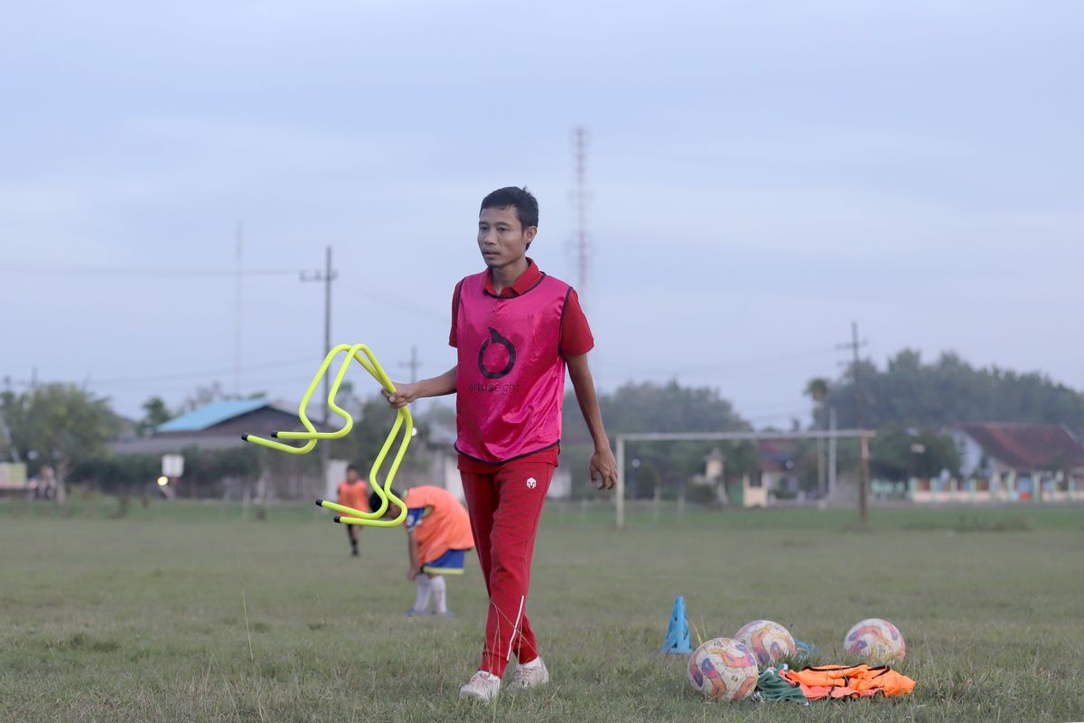 Evan Dimas coaching children at SSB Saraswati Nuswantara