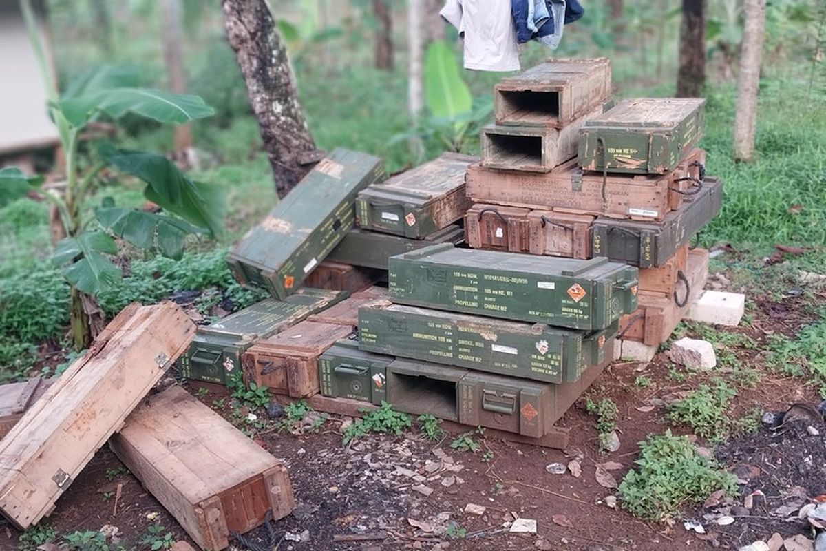 Foto-foto bekas bungkusan mortir yang diledakan di Garur tersimpan di halaman rumah warga Desa Sagara, Cibalong, Kabupaten Garut, Jawa Barat pada Selasa (13/5/2025).