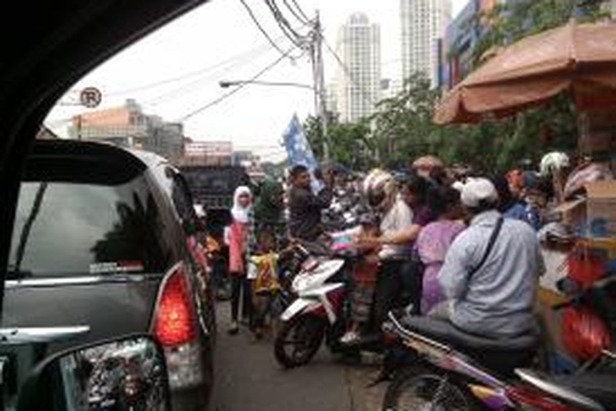 Pasar Kebayoran Lama macet, akibat banyaknya pembeli yang datang ke pasar tersebut. Para pembeli di pasar membuat parkiran di sekitar pasar penuh hingga memakai badan jalan. Ditambah lagi para pedagang kaki lima yang memakai badan jalan juga, Jakarta, Senin (5/8/2013)