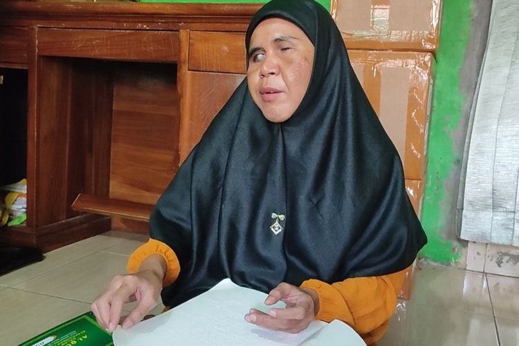 Rastini (38) penyandang disabilitas netra asal Cirebon berjuang mengajarkan Braille dari satu tempat ke tempat lain. Dia merupakan guru sekaligus organisasi ITMI Cirebon yang membuka diri untuk mengajarkan Braille kepada penyandang netra lainnya.