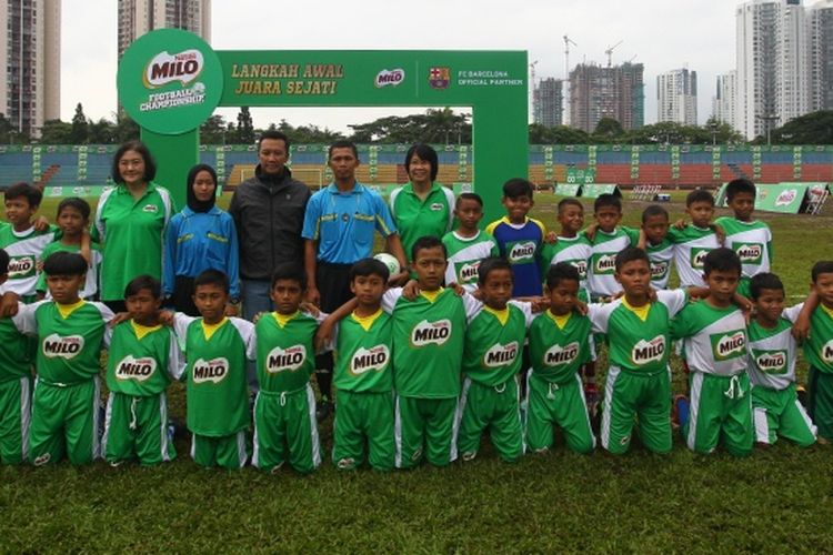 Menteri Pemuda dan Olahraga Republik Indonesia - Imam Nahrawi (tengah) berfoto bersama peserta MILO Football ChampionshipJakarta didampingi oleh Direktur Legal & Corporate Affairs PT Nestlé Indonesia – Debora R. Tjandrakusuma dan Business Executive Officer Beverages Business Unit PT Nestlé Indonesia – Prawitya Soemadijo di GOR Soemantri Brodjonegoro (18/2).

 