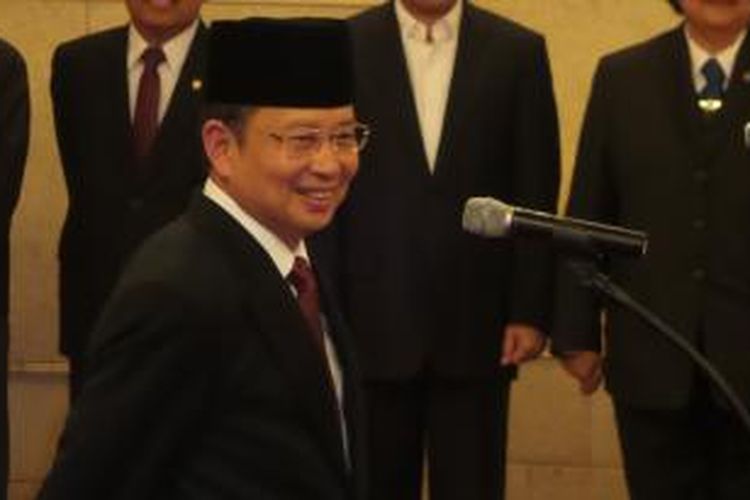 Willem Rampangilie bersiap sebelum acara pelantikan Kepala Badan Nasional Penanggulangan Bencana (BNPB) di Istana Negara, Senin (7/9/2015). Willem menggantikan Syamsul Maarif.