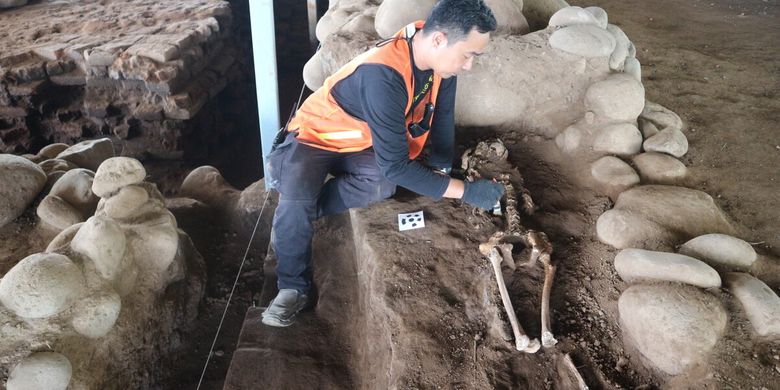 Kerangka manusia ditemukan di kompleks bangunan Situs Kumitir, di Dusun Bendo, Desa Kumitir, Kecamatan Jatirejo, Kabupaten Mojokerto, Jawa Timur.