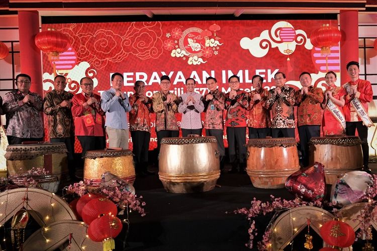 Menteri Pendidikan dan Kebudayaan, Nadiem Makarim bersama tamu undangan dari Komunitas Tionghoa di acara Perayaan Imlek di Kementerian Pendidikan dan Kebudayaan, Jakarta, Kamis (6/2/2020).