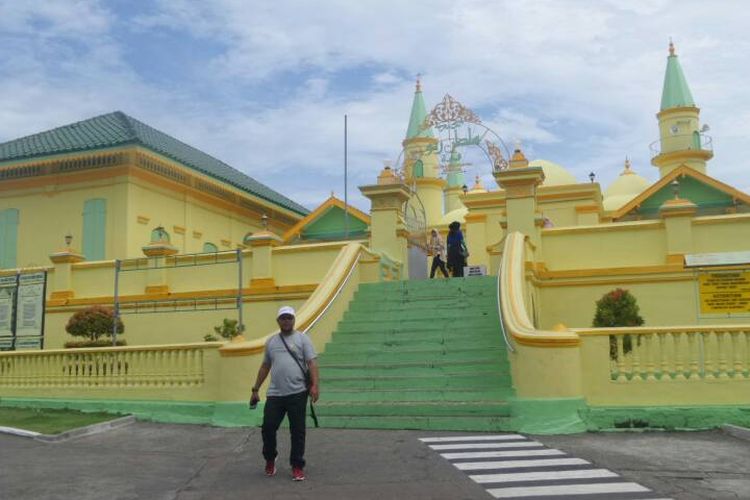 Tampak depan Masjid Sultan Riau di Pulau Penyengat, Tanjungpinang.t