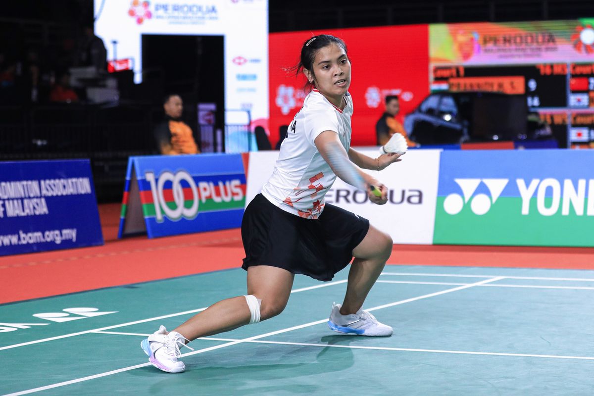 Pebulu tangkis tunggal putri Indonesia, Gregoria Mariska Tunjung, saat bertanding melawan Sim Yu-jin pada babak 16 besar Malaysia Masters 2023 di Axiata Arena, Kuala Lumpur, pada Kamis (25/5/2023). Gregoria berhasil menang dan melaju ke perempat final. Terkini, Gregoria berhadapan dengan wakil China, Wang Zhi Yi, pada perempat final Malaysia Masters 2023, Jumat (26/5/2023). (Foto: PBSI)