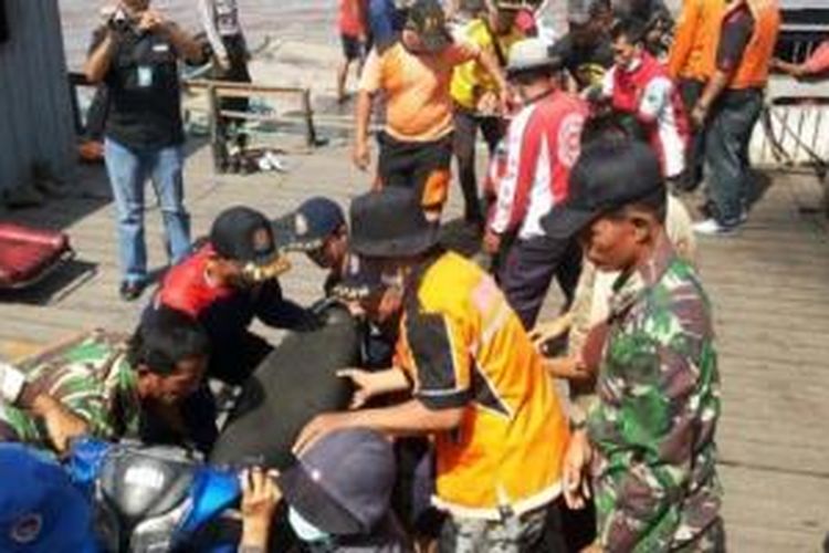 Evakuasi bangkai motor dari feri yang tenggelam 