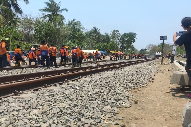 Tim teknis KAI mengebut perbaikan jalur hilir yang rusak akibat kereta api anjlok di depan Stasiun Kalimenur, Pedukuhan Kalimenur Kalurahan Sukoreno, Kapanewon Sentolo, Kabupaten Kulon Progo, Daerah Istimewa Yogyakarta, Rabu (18/10/2023) siang. Saat ini, jalur hilir bekas KA Argo Semeru anjlok telah diperbaiki dan bisa dilintasi kereta dari Timur.