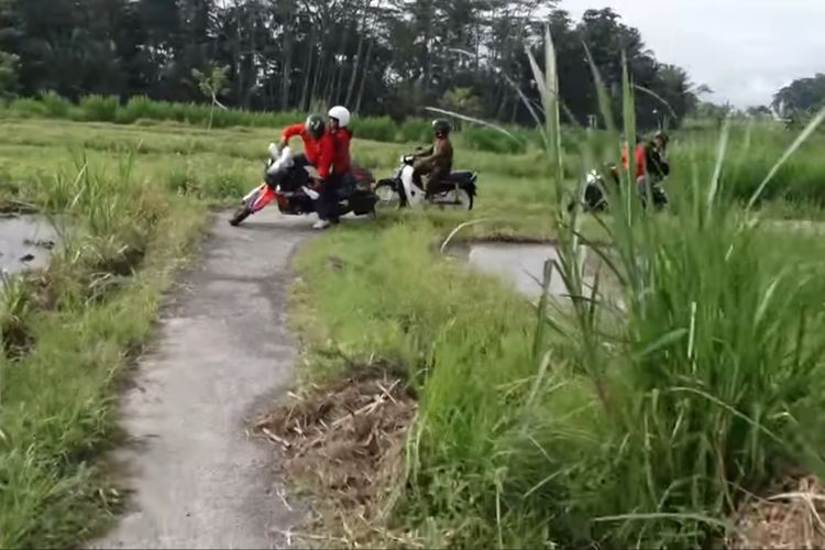 Insiden Bupati Gianyar dan Istri jatuh dari motor saat akan meninjau TPS3R. 