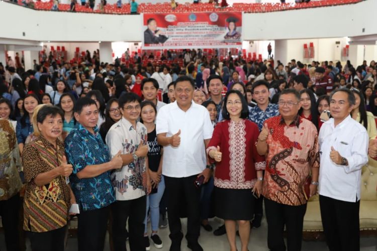 Gubernur Sulawesi Utara, Olly Dondokambey (tengah pakaian warna putih) menjadi pembicara dalam talkshow Pancasila Goes To Campus dengan tema Membumikan Pancasila Di Era Milenial di Auditorium Unsrat, Manado, Rabu (24/10/2018).