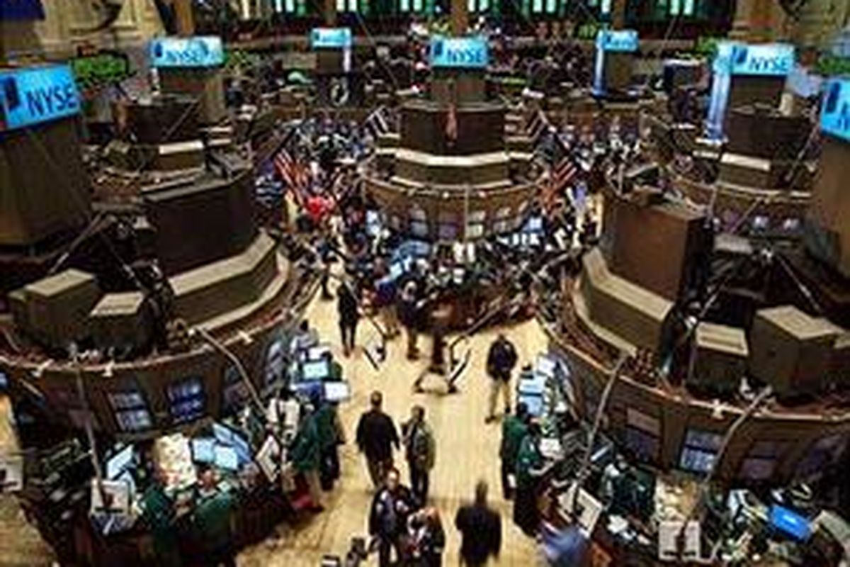 Aktivitas pialang di lantai bursa saham Wall Street, New York.