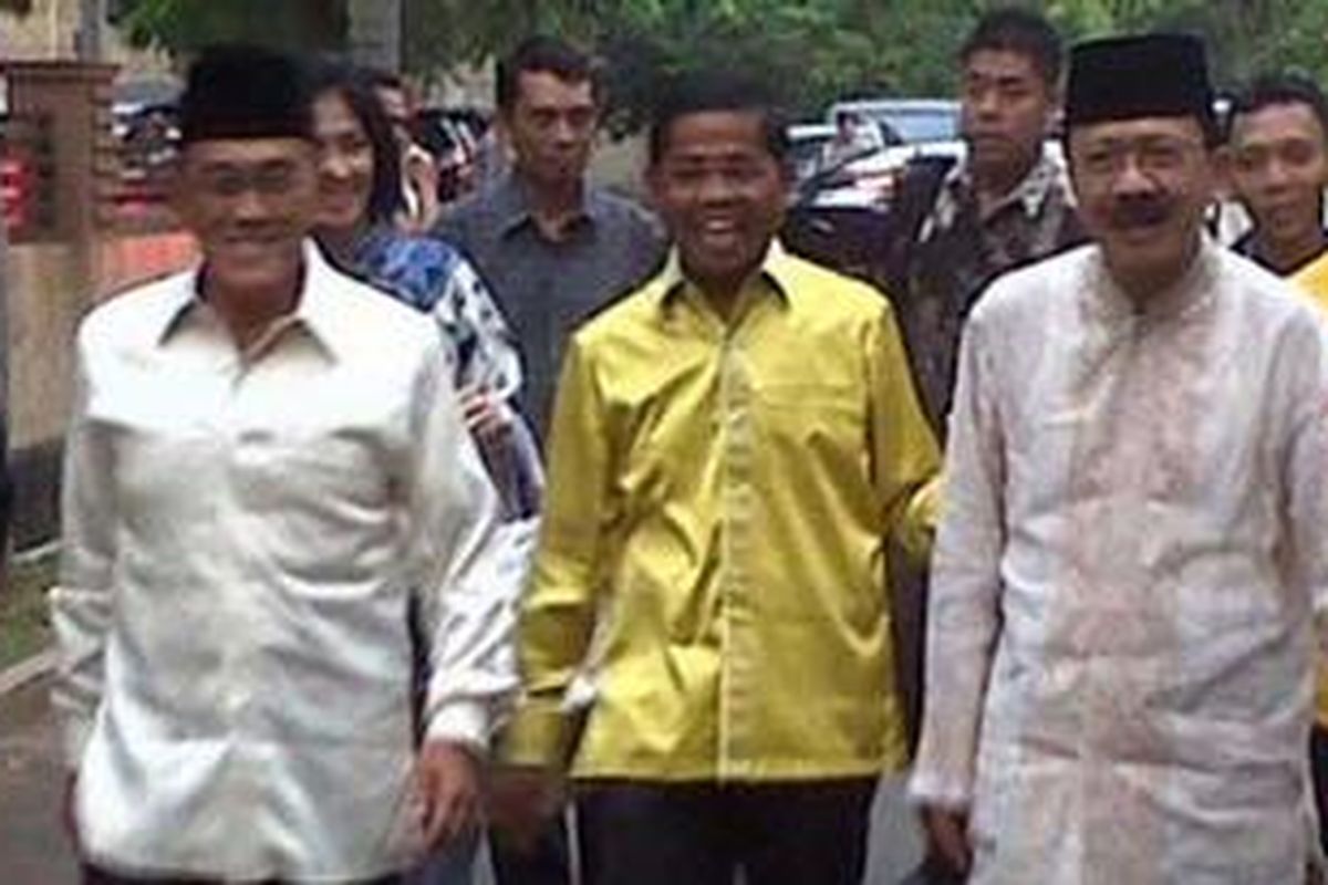 Ketua Umum Partai Golkar Aburizal Bakrie (Ical) menegaskan dukungannya kepada calon gubernur incumbent DKI Jakarta Fauzi Bowo (Foke).