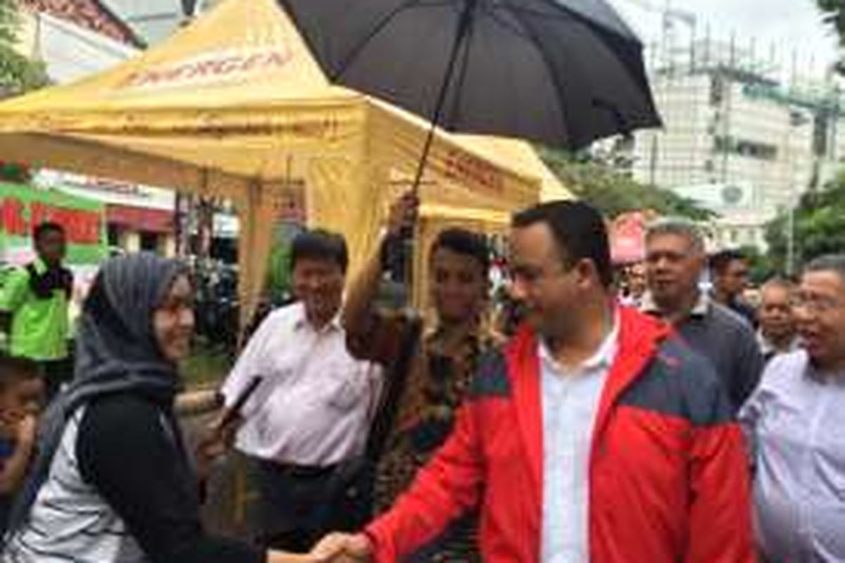 Hujan langsung mengguyur saat Anies Baswedan berkunjung ke kawasan petak sembilan, Glodok, Jakarta Barat, Minggu (23/10/2016). Namun, bakal cawagub DKI itu tak membatalkan kegiatannya berkeliling di kawasan mayoritas warga Tionghoa tersebut.