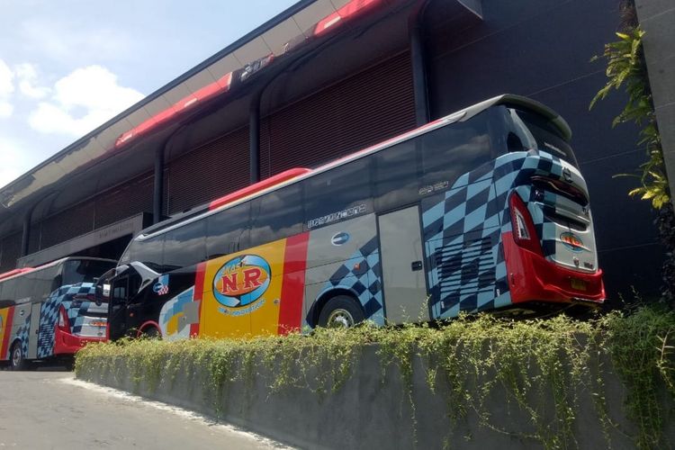 Model Pintu  Belakang Bus  dengan Kaca dan di Bawah Kaca