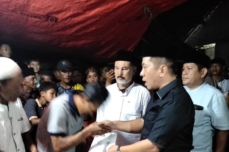 Kunjungi Keluarga Korban Kecelakaan Majalengka, Bupati Karawang Salurkan Bantuan Rp 50 Juta per Orang