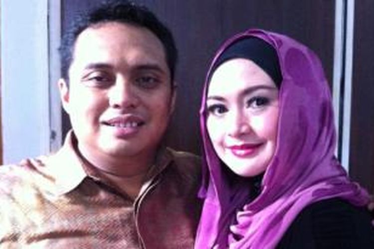 Eddies Adelia menemani suaminya, Ferry Setiawan, menunggu sidang di Pengadilan Negeri Jakarta Selatan, Rabu (23/4/2014). Ferry merupakan terdakwa kasus penipuan dan penggelapan uang Rp 21 miliar.