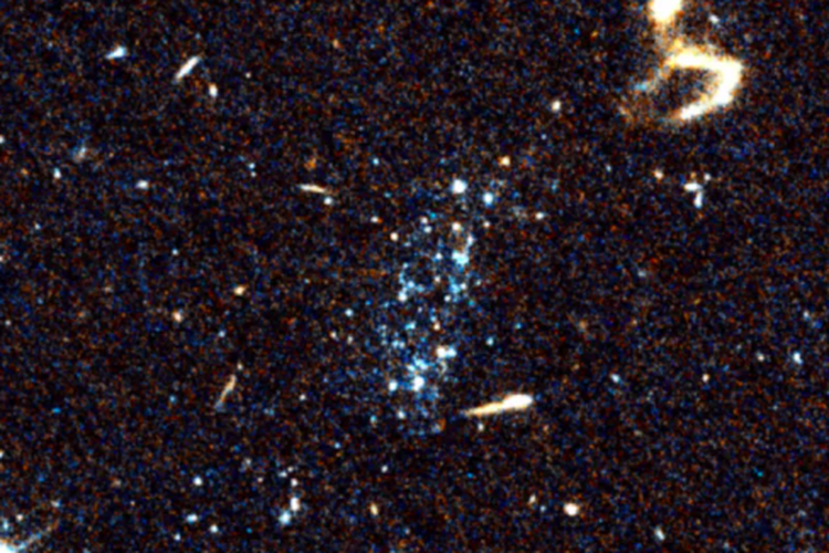 Tangkapan layar sistem bintang gumpalan biru yang difoto Teleskop Hubble