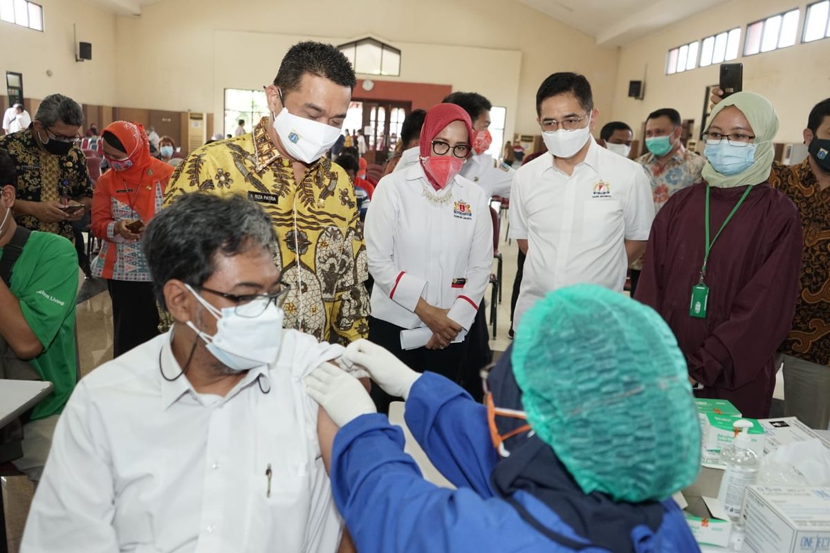 Ketua Asean Business Advisory Council (ASEAN-BAC) Arsjad Rasjid saat menyaksikan kegiatan vaksin DBD dalam peringatan Hari DBD ASEAN, Kamis (15/6/2023).