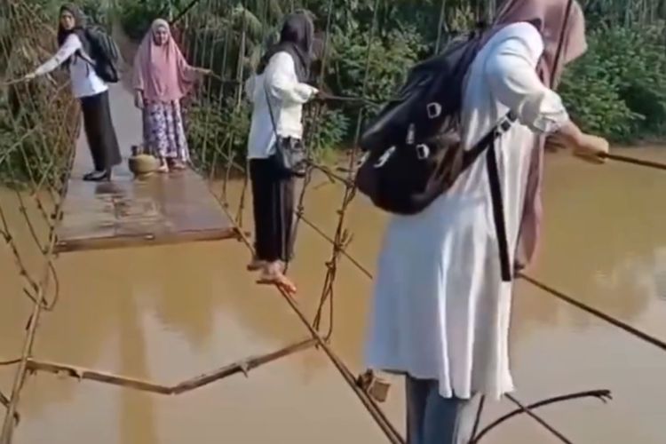 Guru SD di Jambi Viral Seberangi Jembatan Rusak, Ini Penjelasan Lengkap Risma dan Respons Bupati Merangin