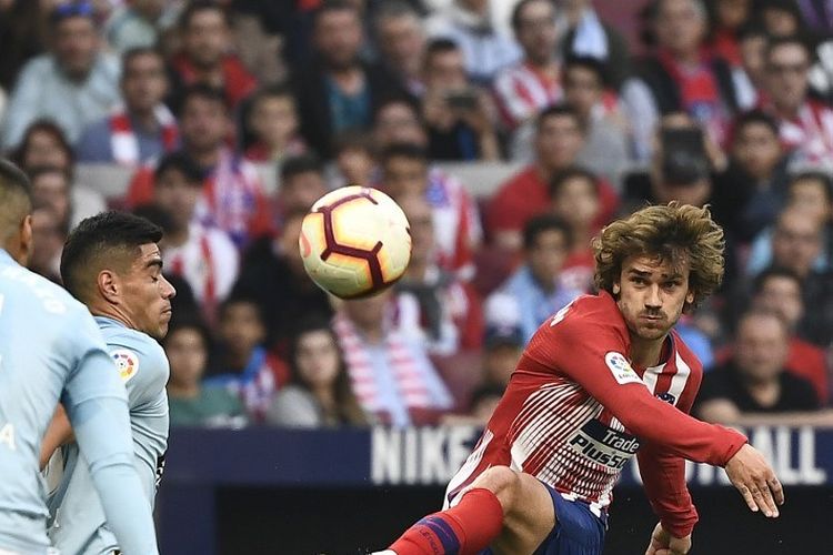 Antoine Griezmann melepas tendangan pada pertandingan Atletico Madrid vs Celta Vigo dalam lanjutan La Liga Spanyol di Stadion Wanda Metropolitano, 13 April 2019. 