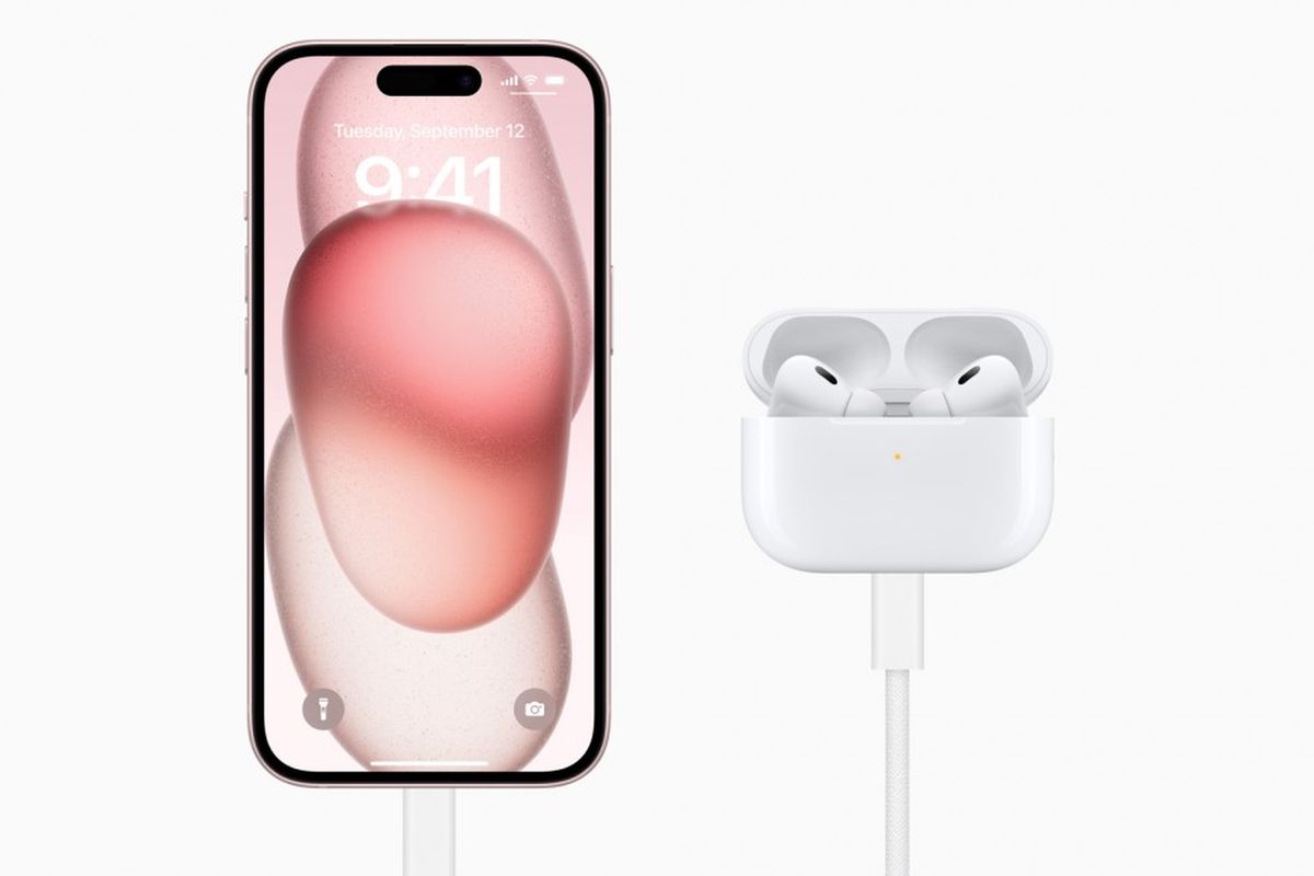 iPhone 15 dan AirPods Pro 2 dengan charging case USB-C