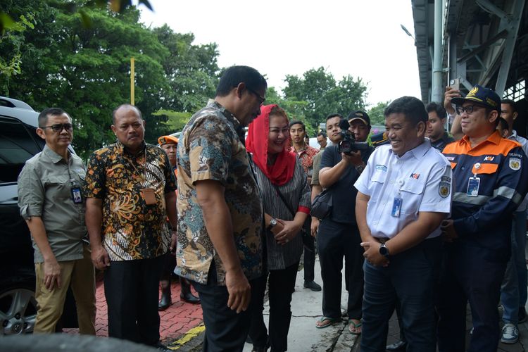 Wali Kota (Walkot) Semarang Hevearita Gunaryanti Rahayu saat mendampingi Penjabat (Pj) Gubernur Jawa Tengah (Jateng) Nana Sudjana meninjau titik-titik banjir di wilayah Kota Semarang, Jumat (15/3/2024). 
