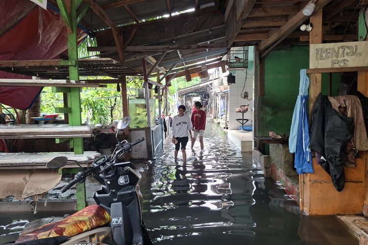 Banjir masih merendam kawasan RT 15 RW 03, Tegal Alur, Kalideres, Jakarta Barat, Selasa (13/1/2026)