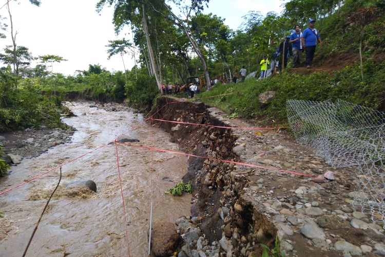 Salah satu jalan yang tergerus banjir bandang di Desa Klungkung Kecamatan Sukorambi Jember sedang diperbaiki