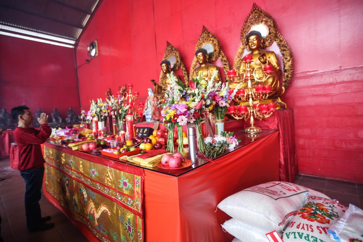 Umat Buddha bersembahyang di Wihara Dharma Bakti, Jakarta, Selasa (29/5/2018). Ibadah ini menjadi bagian dari rangkaian peringatan Tri Suci Waisak 2562BE/2018.