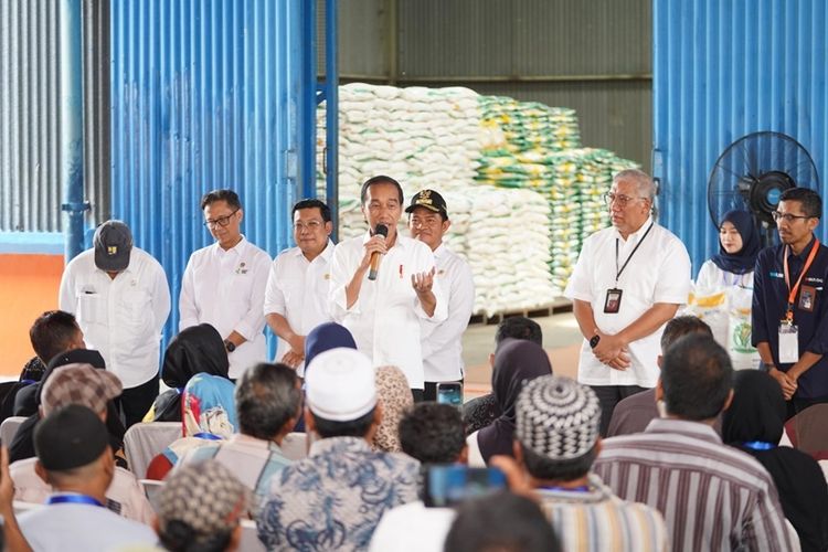 Presiden Jokowi melakukan kunker ke Sumut untuk mengecek stabilitas harga beras sekaligus membagikan beras Bantuan Pangan untuk warga di Kabupaten Padang Lawas dan Kabupaten Labuhanbatu. 