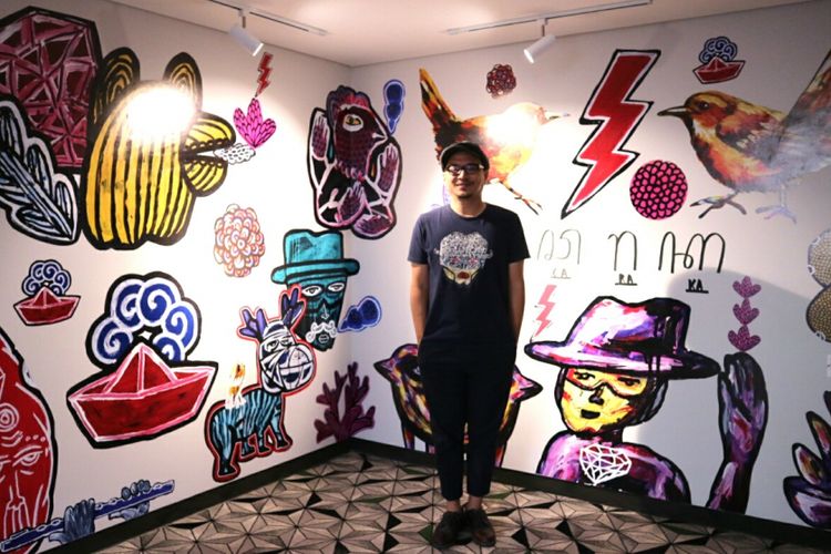 Dekorasi mural di Artotel Yogyakarta, karya Soni Irawan dengan keahlian lukisan dan mural street art. Ia melukiskan kisah penciptaan Aksara Jawa oleh Aji Saka, di lantai delapan.