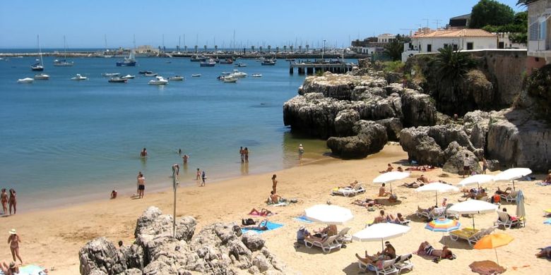 Pantai dengan pasir berwarna merah muda yang terletak di timur Lisboa di Portugal