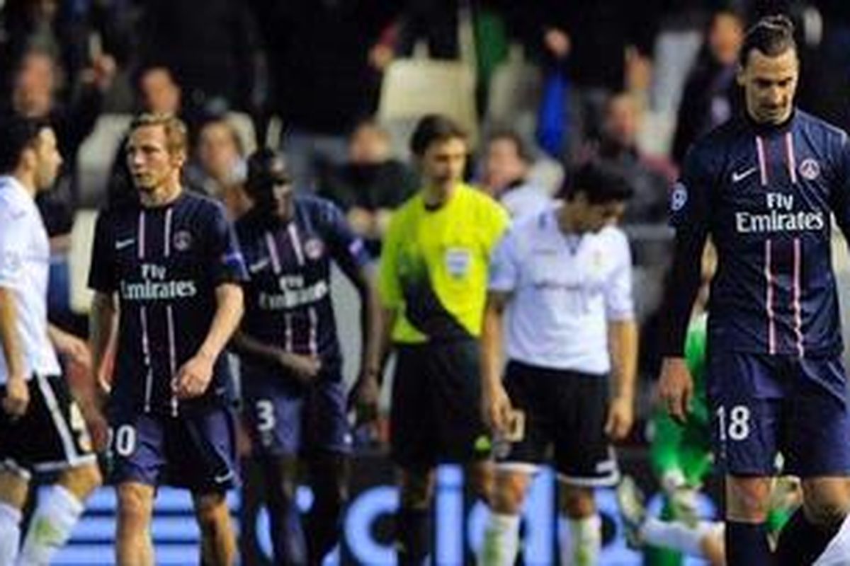 Penyerang Paris Saint-Germain, Zlatan Ibrahimovic, berjalan meninggalkan lapangan usai diganjar kartu merah dalam pertandingan pertama babak 16 besar Liga Champions melawan Valencia, Selasa (12/2/2013). 