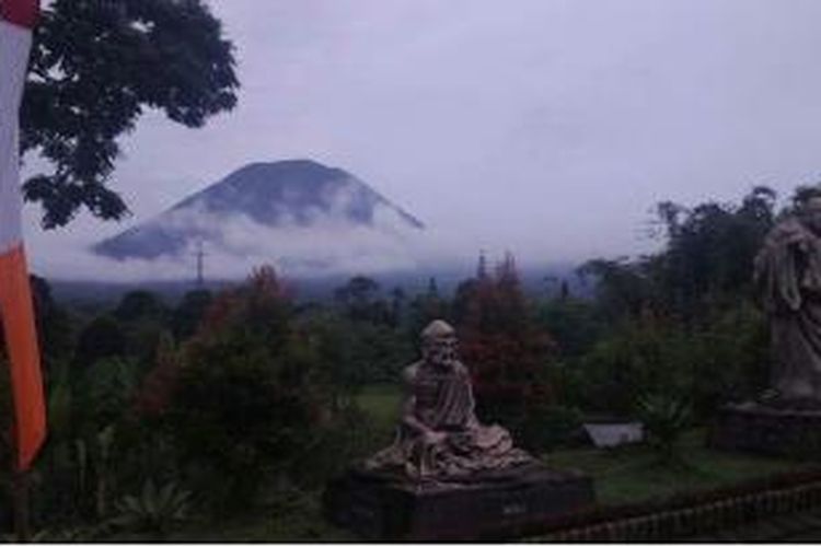 Pemandangan Gunung Lokon di Kota Tomohon, Sulawesi Utara yang diambil dari Vihara Budhayana Tomohon beberapa waktu lalu.