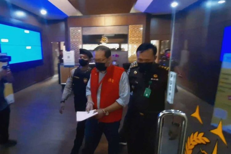 Vice Precident Bank Banten Satyavadin Djojosubroto (SDJ) saat dibawa menuju mobil tahanan setelah ditetapkan sebagi tersangka oleh penyidik Kejati Banten